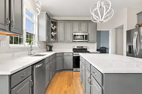 Kitchen - 304 Edgewood Dr, Minooka, IL 60447 photo 2 of 7
