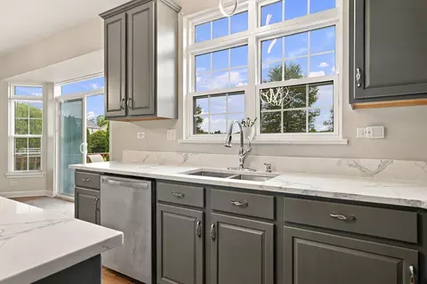 Kitchen - 304 Edgewood Dr, Minooka, IL 60447 photo 3 of 7