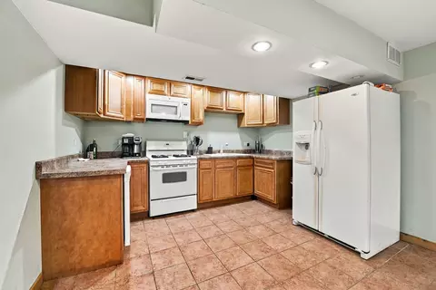 Kitchen - 304 Edgewood Dr, Minooka, IL 60447 photo 7 of 7