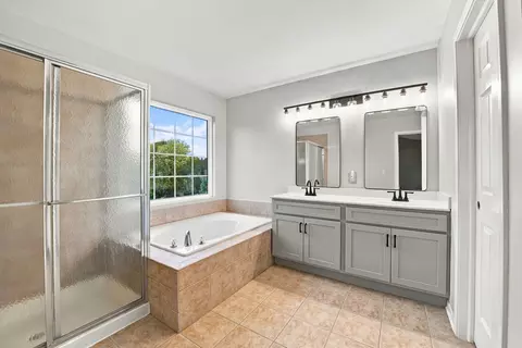 Bath - 304 Edgewood Dr, Minooka, IL 60447 photo 2 of 4