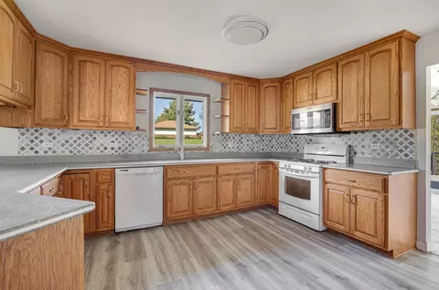 Kitchen - 8 N627 Gingerwood Ln, Elgin, IL 60124 photo 3 of 3