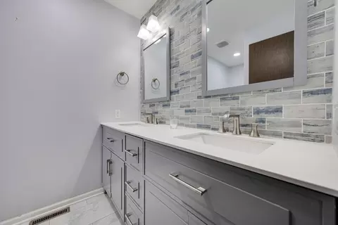 Bath - 8 N627 Gingerwood Ln, Elgin, IL 60124 photo 6 of 6