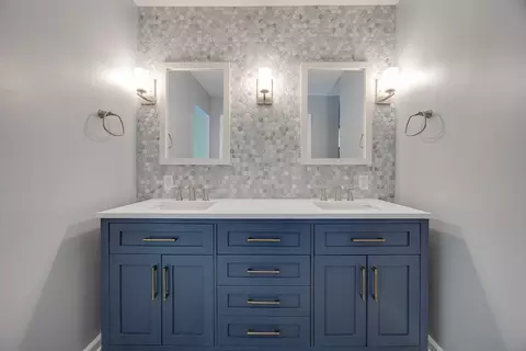 Bath - 8 N627 Gingerwood Ln, Elgin, IL 60124 photo 5 of 6