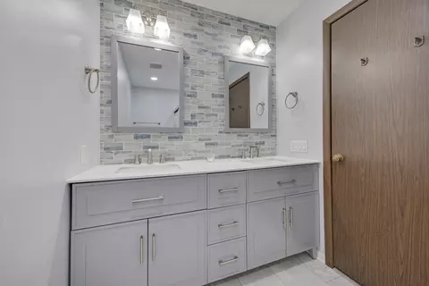 Bath - 8 N627 Gingerwood Ln, Elgin, IL 60124 photo 2 of 6
