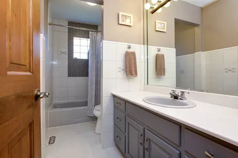 Bath - 430 Hillandale Dr, Bartlett, IL 60103 photo 3 of 4