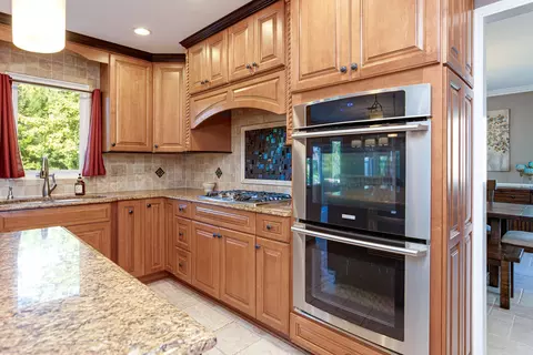 Kitchen - 430 Hillandale Dr, Bartlett, IL 60103 photo 4 of 5