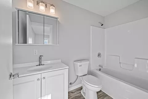 Bath - 3914 15th Street B St, Moline, IL 61265 photo 1 of 3