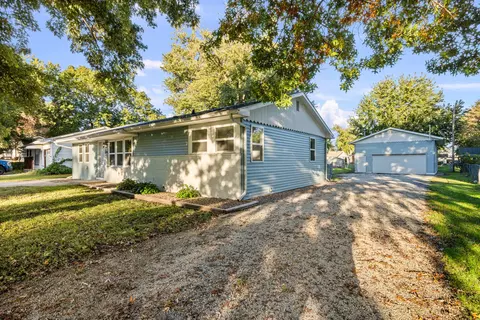Exterior - 3914 15th Street B St, Moline, IL 61265 photo 6 of 7