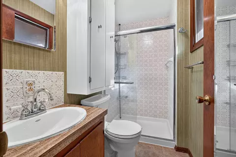 Bath - 200 Robert Dr, Normal, IL 61761 photo 2 of 2