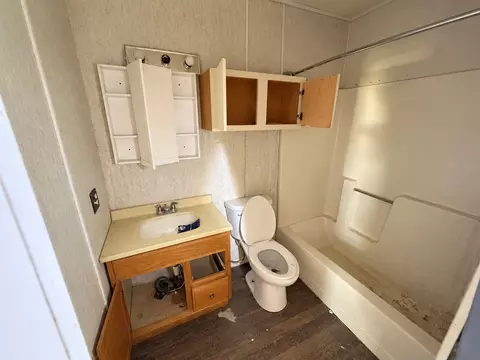 Bath - 608 E 8th St, Metropolis, IL 62960 photo 2 of 2