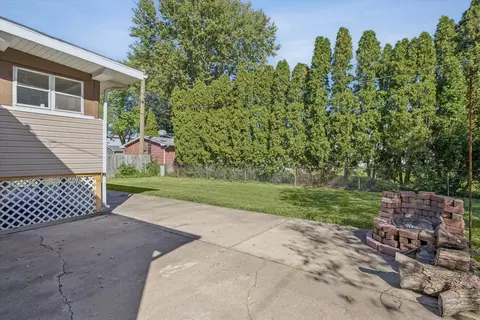 Exterior - 507 S 3rd St, Eldridge, IA 52748 photo 4 of 5