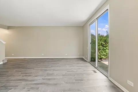 Living - 1535 Spaulding Rd #1535, Bartlett, IL 60103 photo 4 of 5