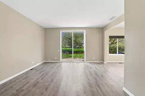 Living - 1535 Spaulding Rd #1535, Bartlett, IL 60103 photo 2 of 5