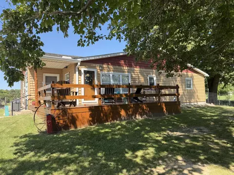 631 W Fulton St, Farmington, IL 61531
