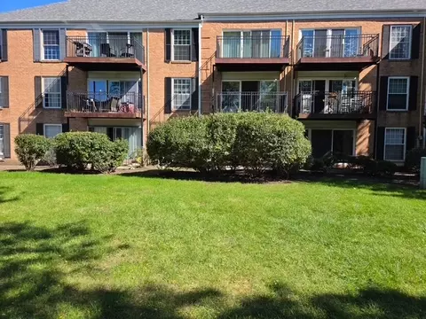 Exterior - 5100 Carriageway Dr #109, Rolling Meadows, IL 60008 photo 2 of 5