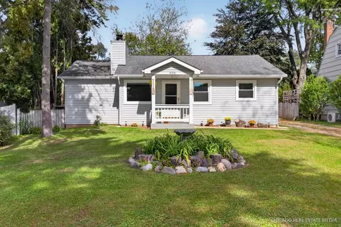 406 Woodbine Ave, Island Lake, IL 60042