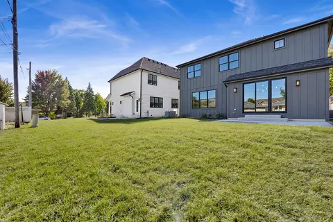 Exterior - 445 Broker Ave, Itasca, IL 60143 photo 4 of 5