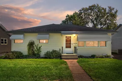 8729 S 51st Ave, Oak Lawn, IL 60453