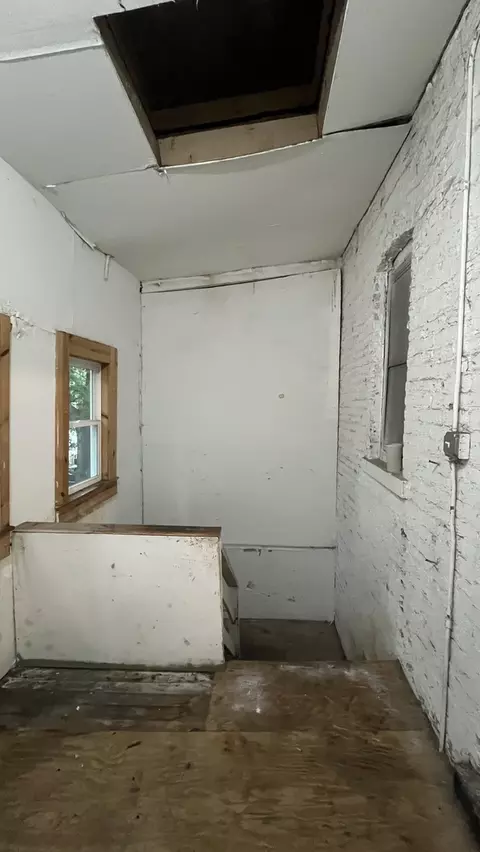 Entry Way - 6620 S Marquette Rd, Chicago, IL 60637 photo 1 of 1