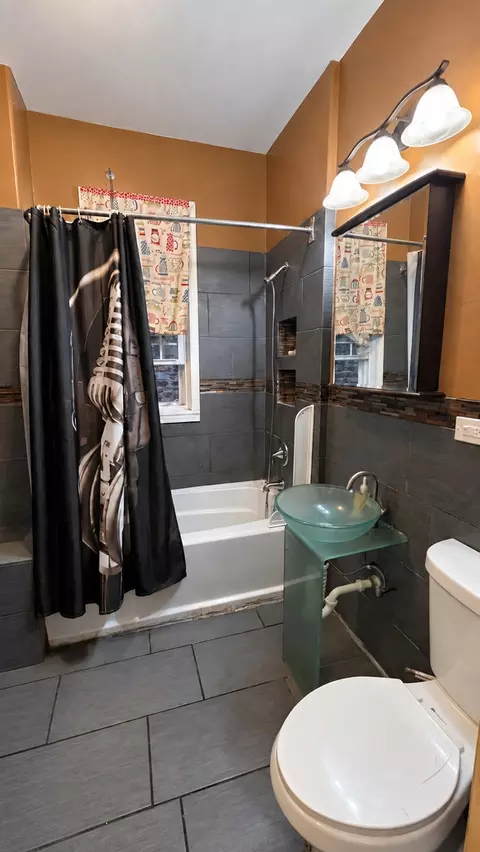 Bath - 6620 S Marquette Rd, Chicago, IL 60637 photo 1 of 1