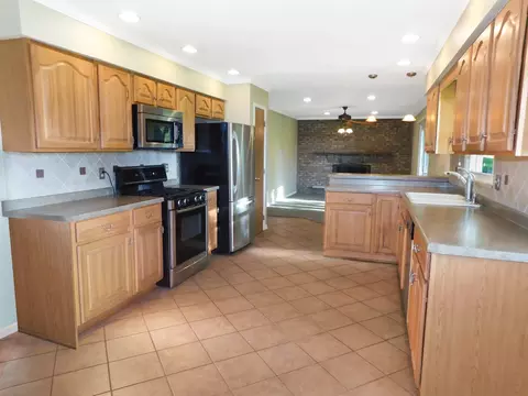 Kitchen - 12544 Chuckanut Dr, Roscoe, IL 61073 photo 6 of 9
