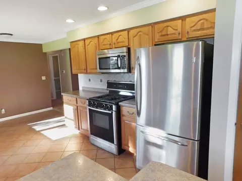 Kitchen - 12544 Chuckanut Dr, Roscoe, IL 61073 photo 8 of 9