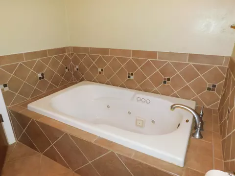 Bath - 12544 Chuckanut Dr, Roscoe, IL 61073 photo 1 of 3