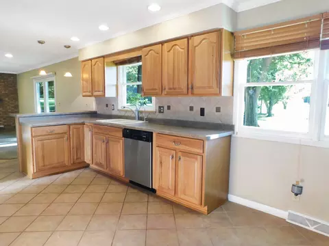 Kitchen - 12544 Chuckanut Dr, Roscoe, IL 61073 photo 5 of 9