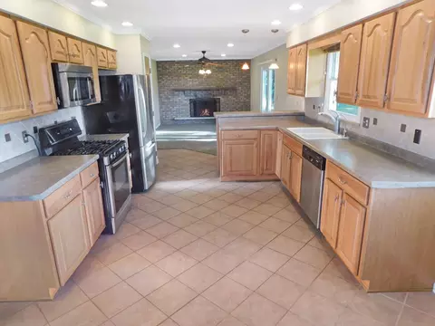 Kitchen - 12544 Chuckanut Dr, Roscoe, IL 61073 photo 4 of 9