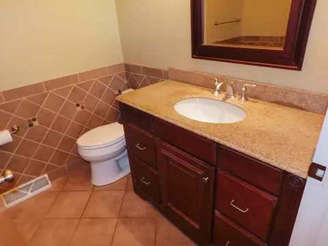 Bath - 12544 Chuckanut Dr, Roscoe, IL 61073 photo 2 of 3