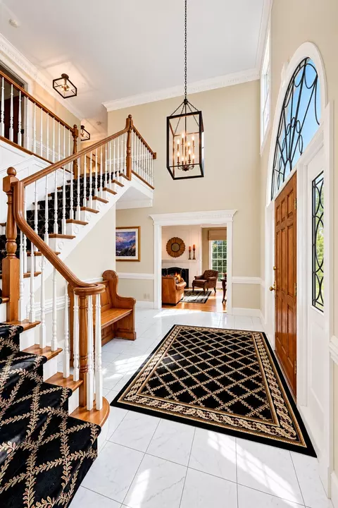 Entry Way - 137 Circle Ridge Dr, Burr Ridge, IL 60527 photo 2 of 3
