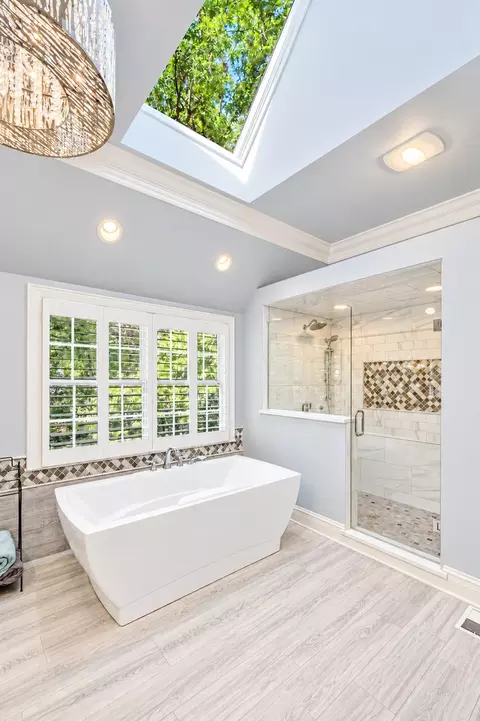 Bath - 137 Circle Ridge Dr, Burr Ridge, IL 60527 photo 5 of 8