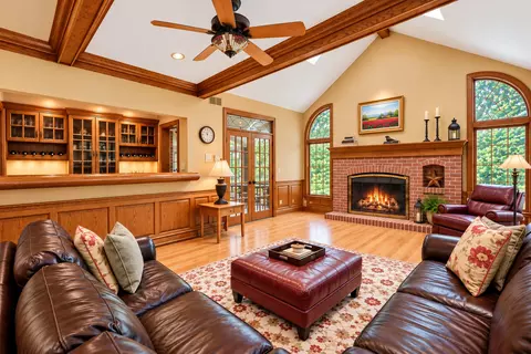 Living - 137 Circle Ridge Dr, Burr Ridge, IL 60527 photo 4 of 7