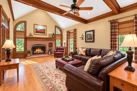 Living - 137 Circle Ridge Dr, Burr Ridge, IL 60527 photo 3 of 7