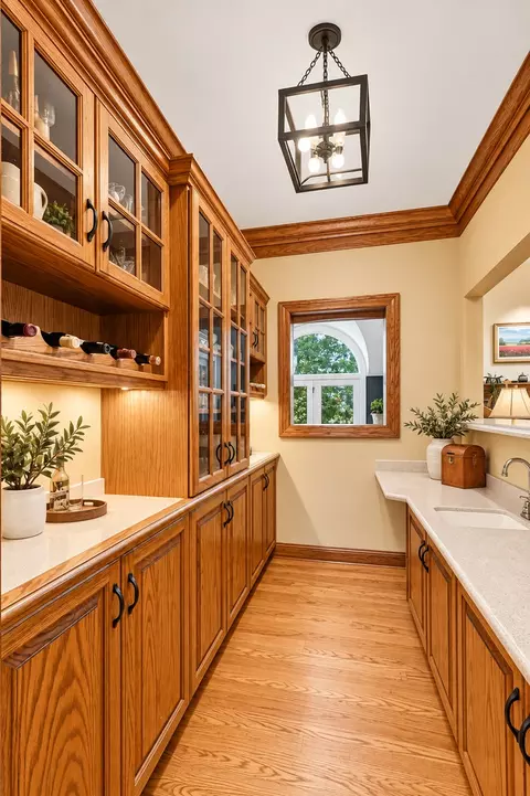 Kitchen - 137 Circle Ridge Dr, Burr Ridge, IL 60527 photo 4 of 5