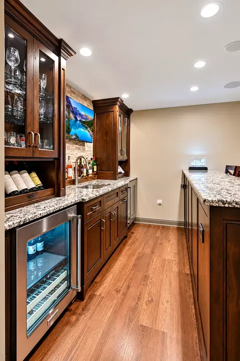Kitchen - 137 Circle Ridge Dr, Burr Ridge, IL 60527 photo 5 of 5