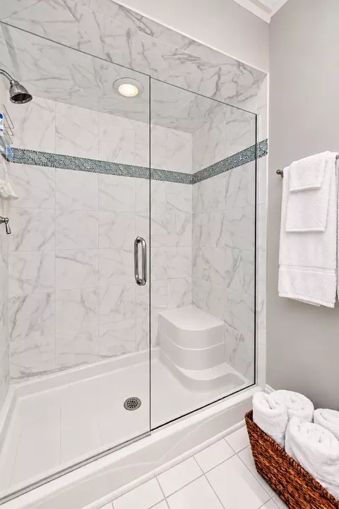 Bath - 137 Circle Ridge Dr, Burr Ridge, IL 60527 photo 7 of 8
