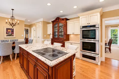 Kitchen - 137 Circle Ridge Dr, Burr Ridge, IL 60527 photo 3 of 5