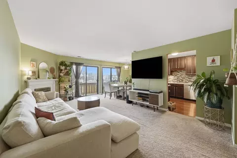 Living - 1134 Hawthorne Ct #B2, Wheeling, IL 60090 photo 1 of 3