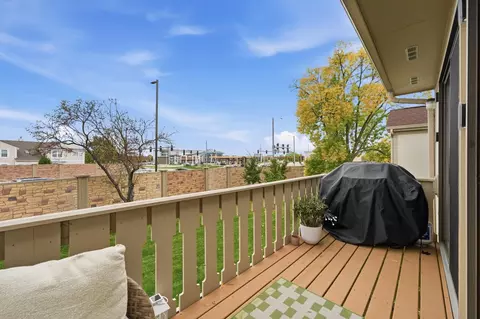 Exterior - 1134 Hawthorne Ct #B2, Wheeling, IL 60090 photo 4 of 7