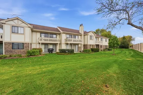 Exterior - 1134 Hawthorne Ct #B2, Wheeling, IL 60090 photo 5 of 7