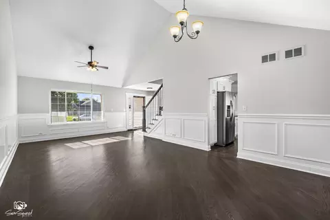 Living - 2555 Cobblestone Ct, Morris, IL 60450 photo 2 of 3