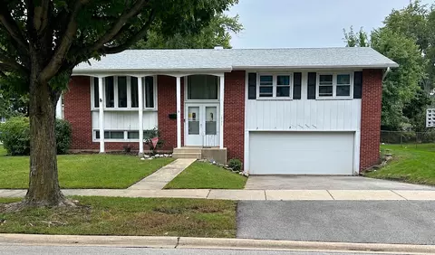 2727 Mitchell Dr, Woodridge, IL 60517