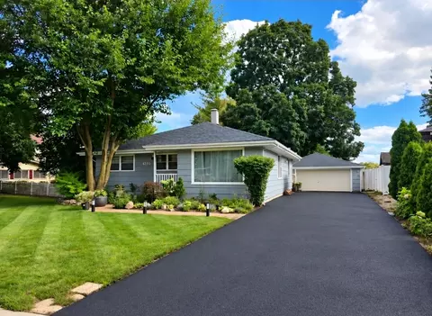 605 E Maple Ave, Mundelein, IL 60060