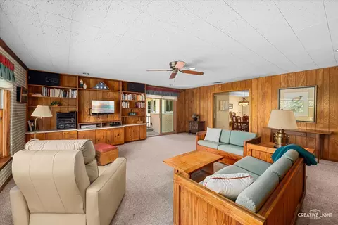 Living - 160 Forest Park Ln, Hoffman Estates, IL 60169 photo 4 of 5