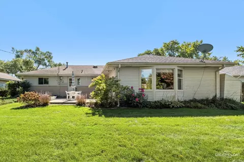 Exterior - 160 Forest Park Ln, Hoffman Estates, IL 60169 photo 2 of 4