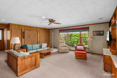 Living - 160 Forest Park Ln, Hoffman Estates, IL 60169 photo 3 of 5