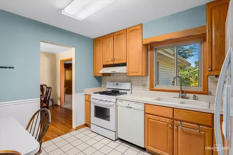 Kitchen - 160 Forest Park Ln, Hoffman Estates, IL 60169 photo 2 of 2
