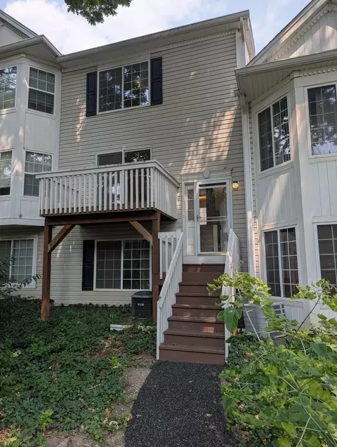 293 W Treehouse Ln, Round Lake, IL 60073