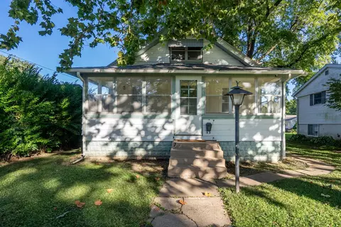 817 27th St, Bettendorf, IA 52722
